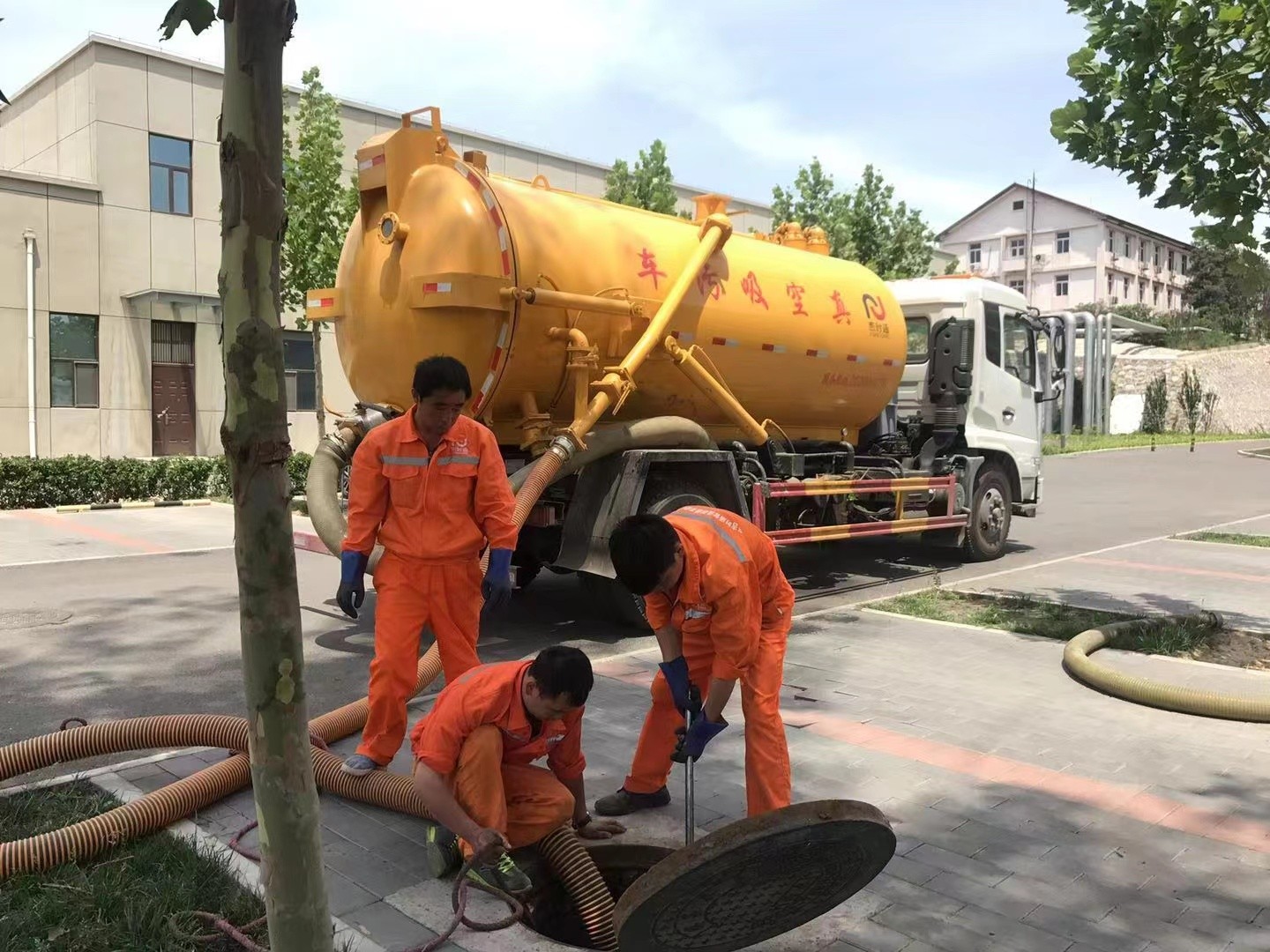 南昌管道疏通車停在窨井附近